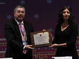 alardón. Claudia Cabrera Espinosa recibió el premio en el penúltimo día de actividades de la FIL. EL INFORMADOR / E. Barrera