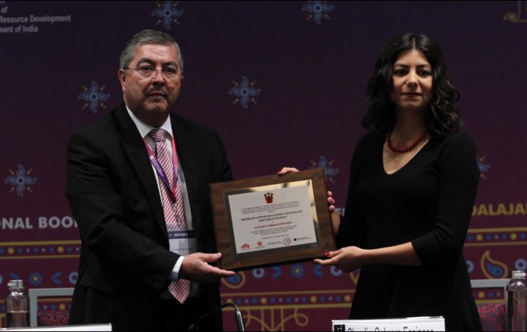 alardón. Claudia Cabrera Espinosa recibió el premio en el penúltimo día de actividades de la FIL. EL INFORMADOR / E. Barrera