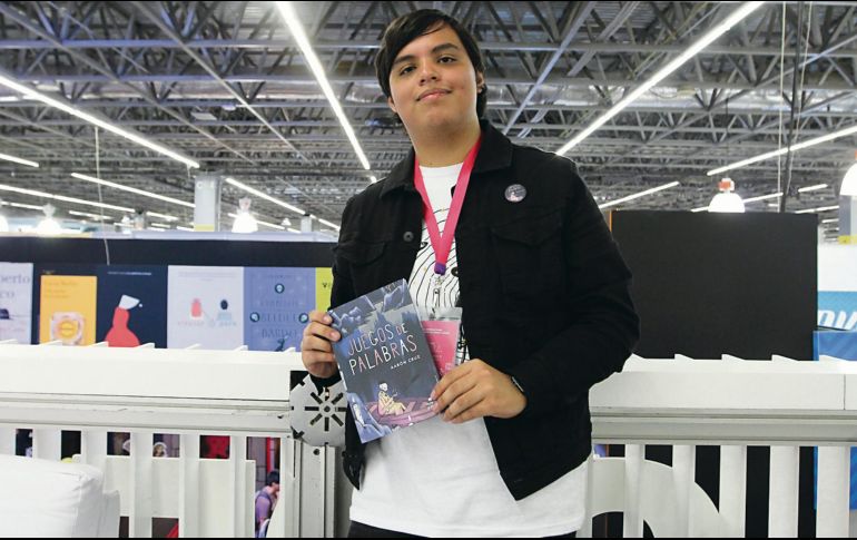 “Juegos de palabras”. Es el primer libro de Aarón Cruz, en éste presenta una recopilación de su trayectoria. EL INFORMADOR / E. Barrera