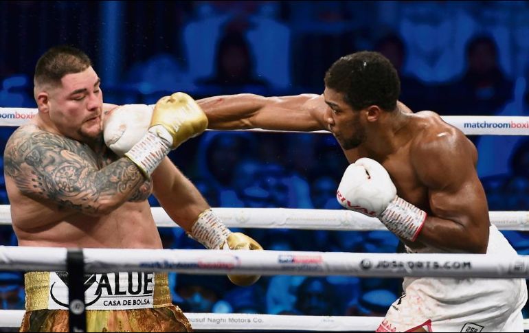 Episodio II. Ruiz Jr. se vio sorprendido por la estrategia implementada por su rival, quien al final salió con el puño en alto. AFP