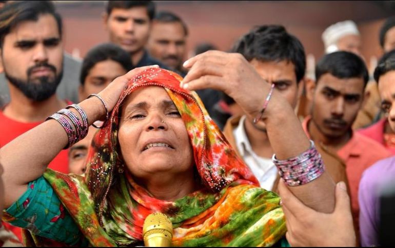 El incendio ocurrió antes del amanecer y algunas de las víctimas pudieron no haberse dado cuenta del fuego y murieron por inhalación de humo. EFE/EPA/STR