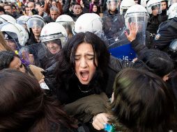 Policías avanzan sobre las manifestantes en Estambul. EFE/T. Bozoglu