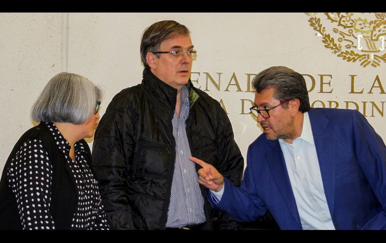 La secretaria de Economía Graciela Márquez (i a d), el canciller Marcelo Ebrard y el senador Ricardo Monreal durante la reunión con comisiones del Senado. NTX/G. Granados