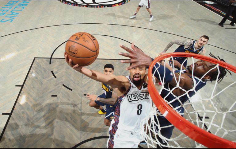 Destaca. Con la ausencia de Kyrie Irving, Spencer Dinwiddie (#8) ha tenido que cargar con el equipo de los Nets. AFP / N. BUTLER