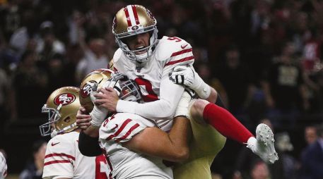 Victorioso. Robbie Gould y los 49ers celebran el gol de campo de la victoria ante los Saints. AP