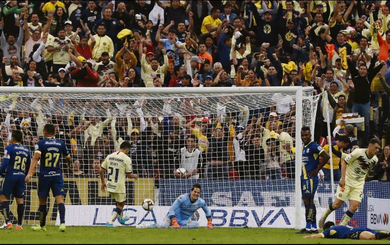 PRIMER GOL AMERICANISTA. Sebastián Sosa yace en el césped tras ser vencido por el disparo de Renato Ibarra que fue desviado por Efraín Velarde IMAGO7