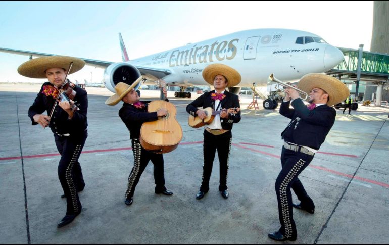 Mariachis en Barcelona durante un acto para marcar el inicio del vuelo. TWITTER@emirates
