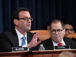 El Comité Judicial se reúne esta semana para redactar los cargos contra el presidente. En la imagen, el abogado Barry Berke (i) habla junto al congresista Jerry Nadler en la audiencia de hoy del comité, realizada en Washington, DC. AP/S. Walsh