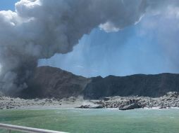 El White Island entró en erupción pasadas las 2 de la tarde de este lunes.  Michael Schade / Twitter