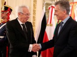 Óscar Ricardo Valero Recio Becerra (i) fue captado por videocámaras de una librería al momento de cometer el delito. ESPECIAL/SRE