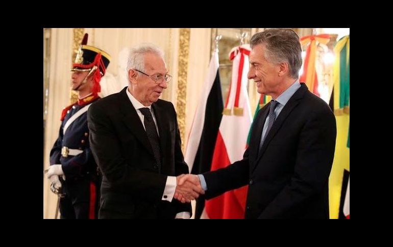 Óscar Ricardo Valero Recio Becerra (i) fue captado por videocámaras de una librería al momento de cometer el delito. ESPECIAL/SRE