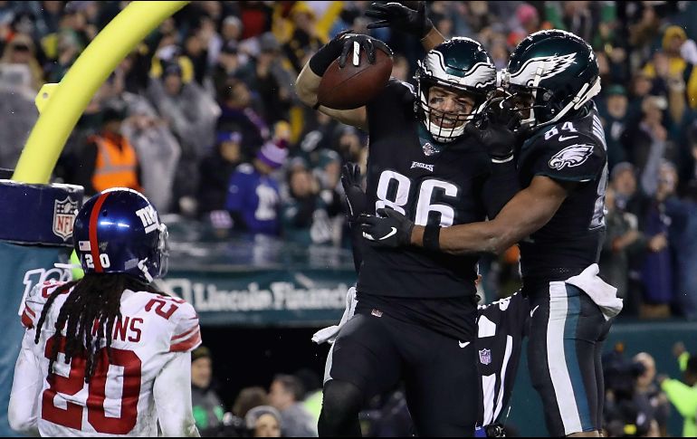 Zach Ertz (#86) celebra luego de atrapar el pase de anotación con el que los Eagles se impusieron a los Giants en tiempo extra. AFP/A. Bello