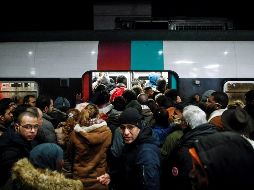 El servicio de transporte masivo funciona con el mínimo de unidades, lo que ha provocado saturación en las estaciones. EFE/Y. Valat