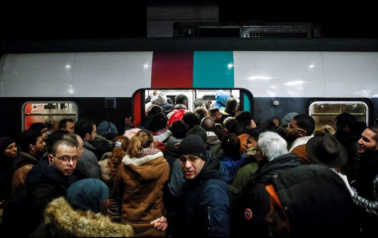 El servicio de transporte masivo funciona con el mínimo de unidades, lo que ha provocado saturación en las estaciones. EFE/Y. Valat