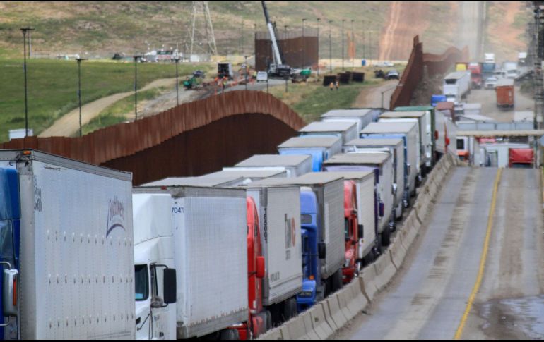 Camiones esperan para cruzar la garita de Otay. La votación del T-MEC en el Congreso estadounidense podría tener lugar el 18 de diciembre. EFE/Archivo