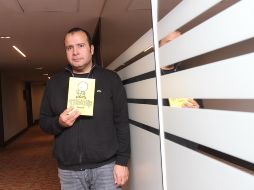 El humorista posa con su libro “Dr. Netas. Stand Up Cómic”. EL INFORMADOR/E. Barrera