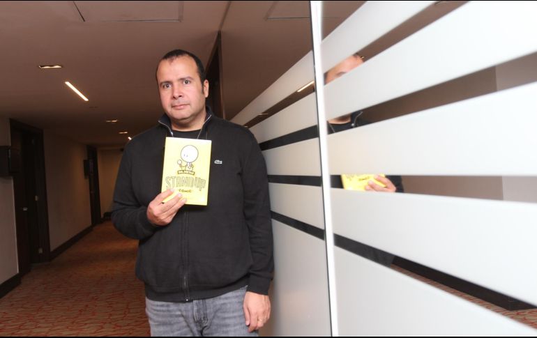 El humorista posa con su libro “Dr. Netas. Stand Up Cómic”. EL INFORMADOR/E. Barrera