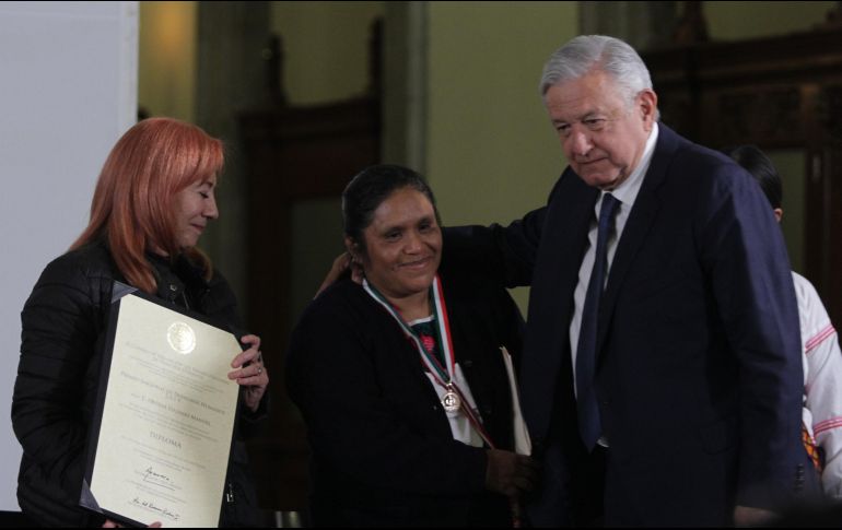 Obtilia Eugenio (izq) pide que ya se acabe la violencia en contra de las mujeres, en pueblos, montañas, sierras, fábricas, escuelas. NTX / M. González