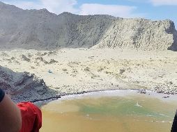 Un equipo de rescate sobrevoló ayer la isla Whakaari o White Island. EFE/EPA /Auckland Rescue Helicopter Trust