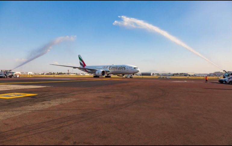 Emirates opera un vuelo redondo todos los días de Dubái a la Ciudad de México, vía Barcelona, con un avión que tiene capacidad para transportar a 300 personas. TWITTER / @emirates