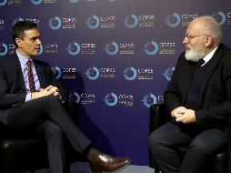 Pedro Sánchez (i) y el vicepresidente de la Comisión Europea, Frans Timmermans, durante el encuentro que mantuvieron este martes dentro de la Cumbre del Clima COP25. EFE/C. Moya