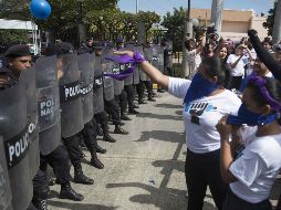 Agentes antidisturbios realizan un cordón de seguridad frente a manifestantes en Managua. EFE/J. Torres