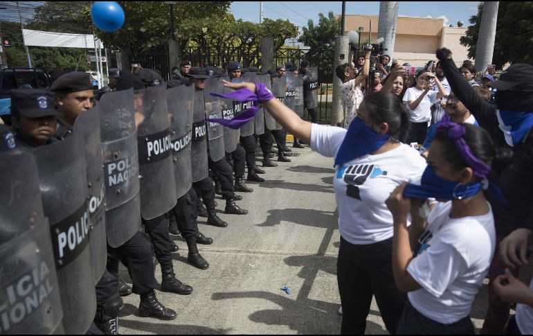 Agentes antidisturbios realizan un cordón de seguridad frente a manifestantes en Managua. EFE/J. Torres