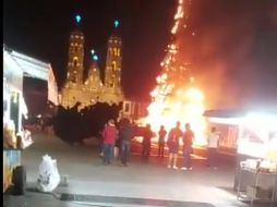 En las cercanías se quemaba pirotecnia, por lo que se presume que alguna de las chispas cayó en el árbol, iniciando así el fuego. ESPECIAL