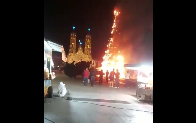 En las cercanías se quemaba pirotecnia, por lo que se presume que alguna de las chispas cayó en el árbol, iniciando así el fuego. ESPECIAL