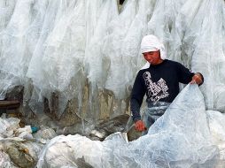 Empresarios del sector plástico tendrán que captar el material y reciclarlo para la elaboración de productos, de acuerdo con la nueva norma estatal. AP/Archivo