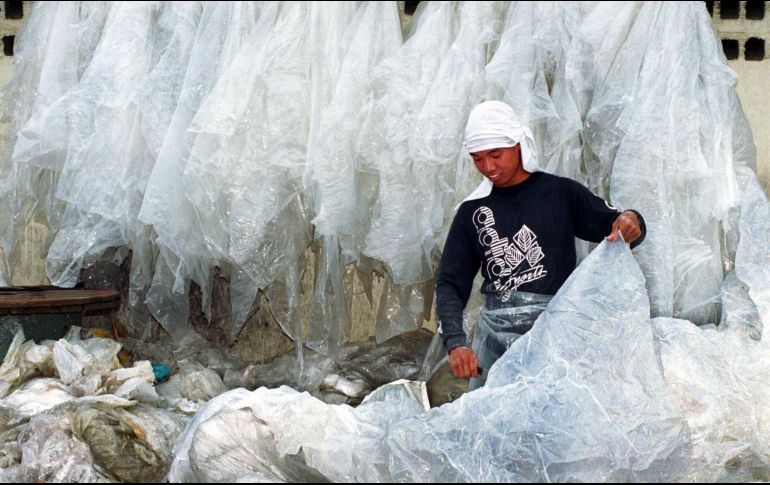 Empresarios del sector plástico tendrán que captar el material y reciclarlo para la elaboración de productos, de acuerdo con la nueva norma estatal. AP/Archivo