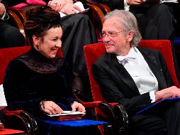 La autora polaca Olga Tokarczuk (i) junto al austriaco Peter Handke, galardonados con los Premios Nobel de Literatura 2018 y 2019, respectivamente. AFP/H. Montgomery