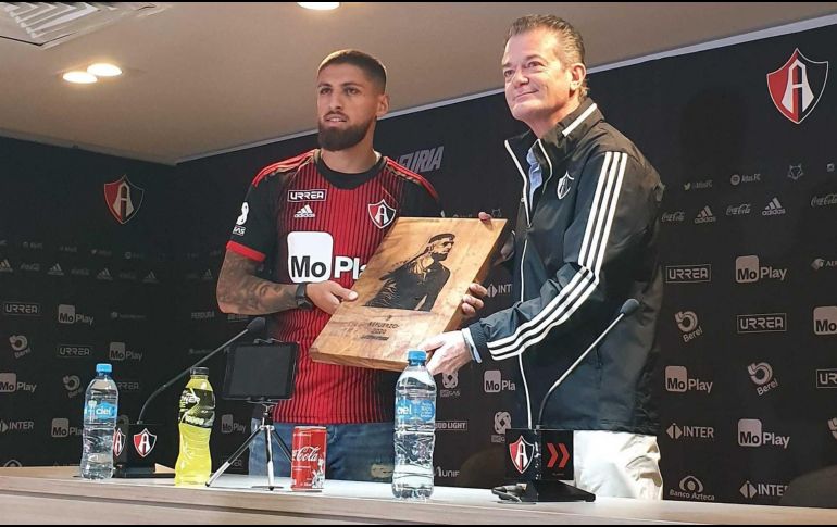 De inmediato, el ariete se puso la casaca de los Zorros y se dijo listo para viajar a Querétaro en donde el plantel realiza la pretemporada. EL INFORMADOR / J. Robles