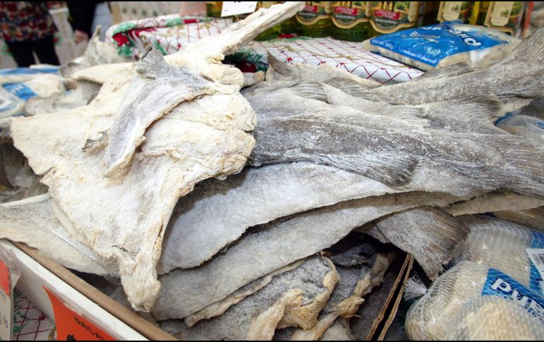 Denucnain que en restaurantes y tiendas se sustituye el bacalao por tiburones, rayas o por tilapia. EL INFORMADOR/ARCHIVO