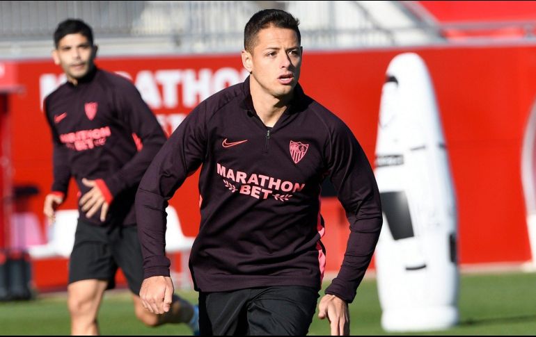 Todo indica que el delantero mexicano será titular hoy ante el conjunto chipriota. TWITTER/SevillaFC