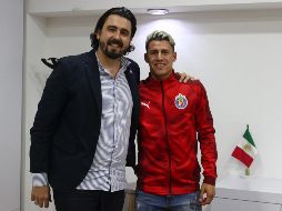 Amaury Vergara posa con Cristian Calderón, quien apuntalará la zaga rojiblanca. TWITTER/@chivas