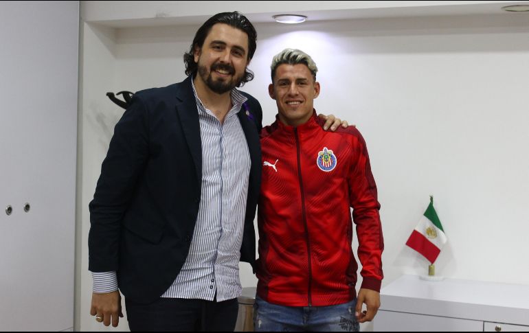 Amaury Vergara posa con Cristian Calderón, quien apuntalará la zaga rojiblanca. TWITTER/@chivas