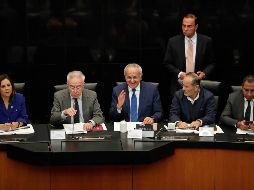 Jesús Seade (corbata azul), subsecretario de Relaciones Exteriores para América del Norte, informa sobre el T-Mec en reunión extraordinaria de comisiones del Senado. SUN/I. Stephens