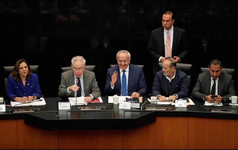 Jesús Seade (corbata azul), subsecretario de Relaciones Exteriores para América del Norte, informa sobre el T-Mec en reunión extraordinaria de comisiones del Senado. SUN/I. Stephens