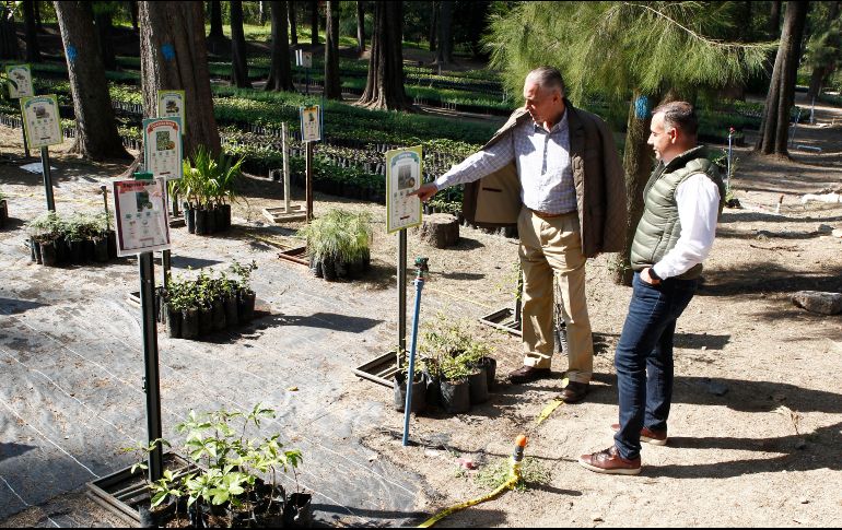 Juan Arturo Covarrubias (izquierda) y Alberto Esquer firmaron el convenio de colaboración. EL INFORMADOR/A. Camacho