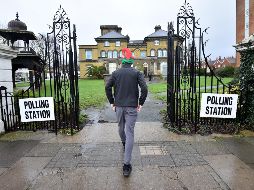 Un ciudadano acude a votar en una casilla en Brighton and Hove, Inglaterra. AFP/G. Kirk