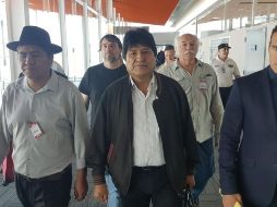 Evo Morales (c) a su llegada al aeropuerto internacional de Ezeiza este jueves, en la provincia de Buenos Aires. EFE/ESPECIAL/Carlos Girotti