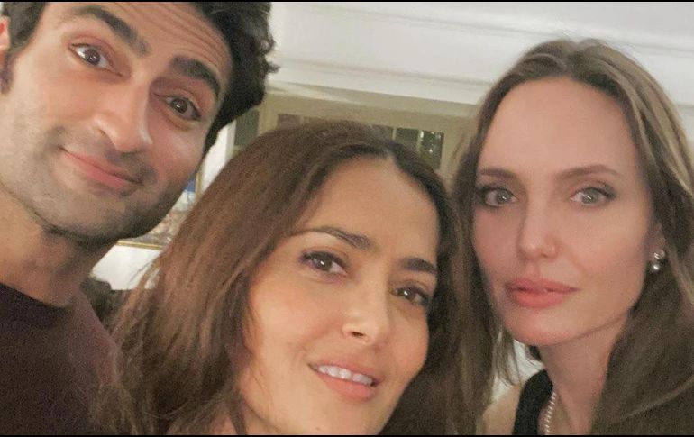 Salma Hayek compartió una fotografía junto con sus compañeros de rodaje de la película 