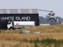 Un helicóptero de la Marina sobrevuela en el aeropuerto de Whakatane, durante el operativo de rescate. AP/M. Baker