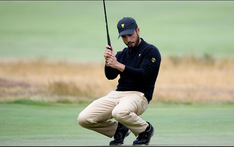 Abraham Ancer reacciona tras realizar uno de sus tiros en el hoyo ocho, en el Royal Melbourne Golf Club. AP/A. Brownbill