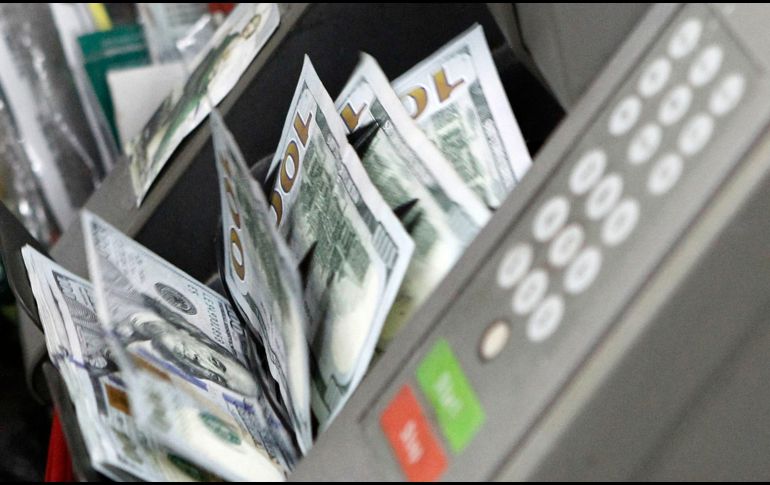 El billete verde se compró en un mínimo de 18.49 pesos en bancos de la Ciudad de México. EL INFORMADOR/ARCHIVO