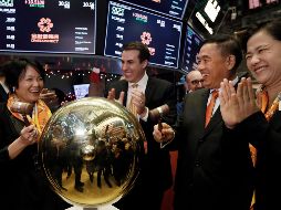 El índice industrial Dow Jones Industrial se mantuvo estable al ganar un mero 0.01% y terminar en 28 mil 153.38 puntos. AP/R. Drew