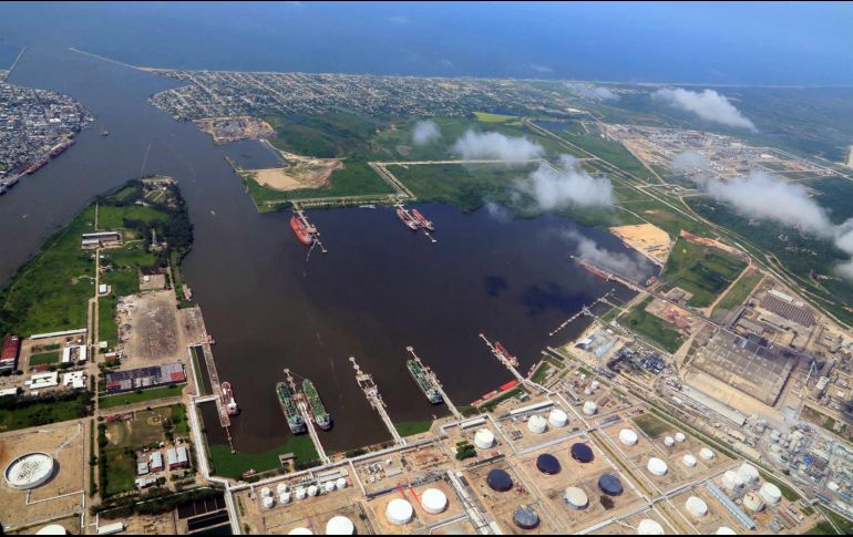 Se presume que los trabajadores desaparecidos pudieron haber quedado atrapados abajo de la estructura o caído al fondo del mar. NTX/ARCHIVO