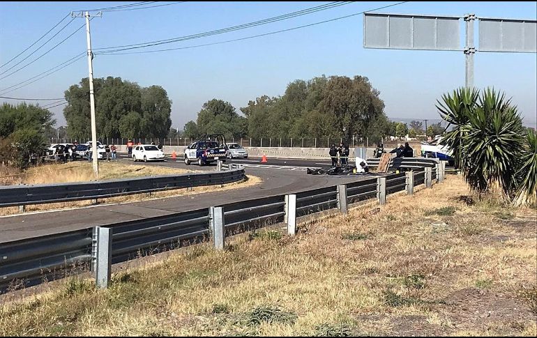 Vista general que muestra a policías estatales custodiando la zona donde fueron encontrados los restos de los policías. EFE/STR