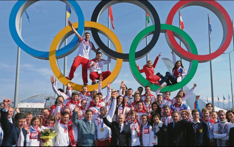 En 2014, funcionarios rusos celebraron con sus campeones de los Olímpicos de Invierno, varios de ellos dopados. AFP/M. Klimentyev